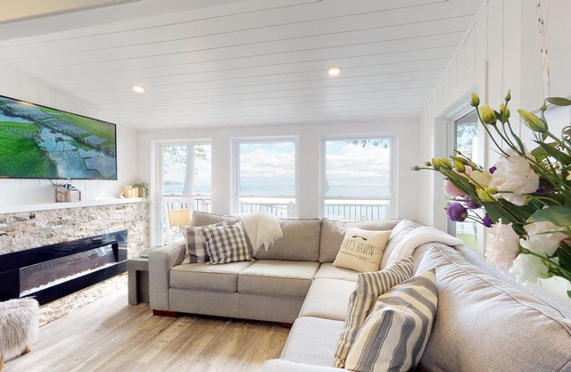 HART’S HAVEN Lakefront Cottage in Waupoos. Close to The Sandbanks and wineries.