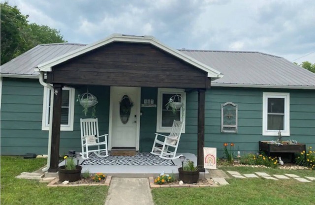 Harvest House - Vineyard Charm w/New Hot Tub in Saint Jo