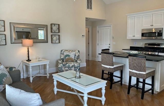 Harwichport Center Condo, Walk to Beach! (1585)