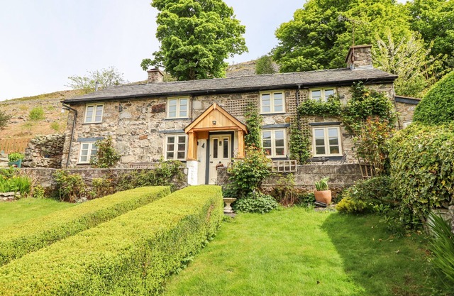 HAULFRYN, pet friendly, with open fire in Llangynog
