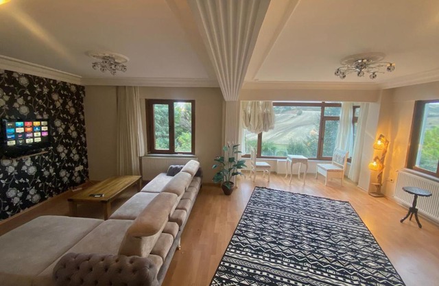 Havalimanına çok yakın bahçeli villada oda