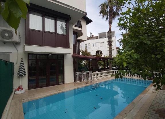 Havuz olanagı sunan rahat müstakil villa