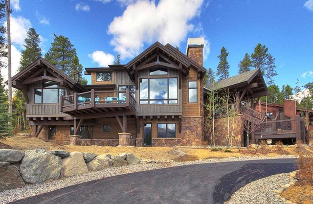 Hawks Hideaway: Professionally Designed Luxury Home - Amazing Views/Amenities!