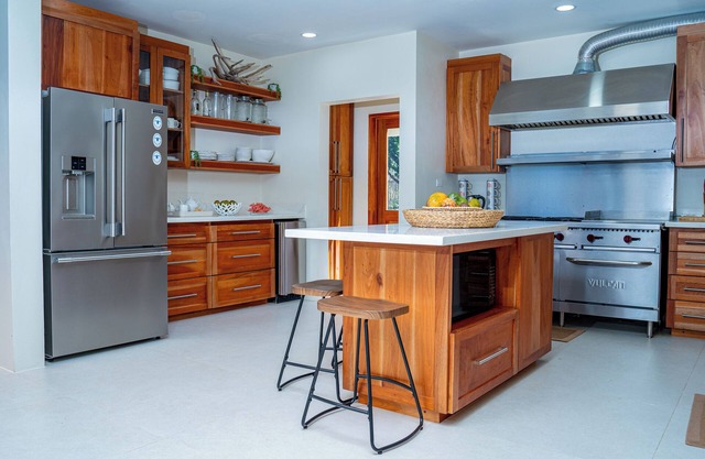 Hawksbill - 4 BR Villa in Treasure Beach w/AC, WiFi, Private Cove & Staff