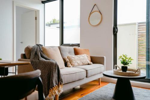 Hawksburn Village - 2 Bed Apt in Central Prahran