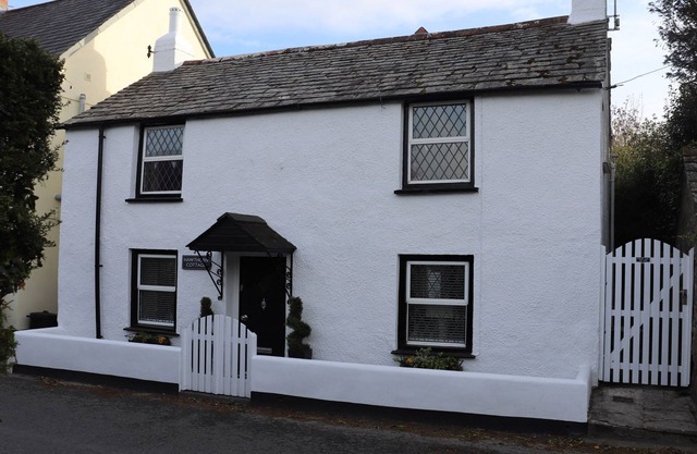 HAWTHORN COTTAGE, pet friendly, country holiday cottage in St Teath