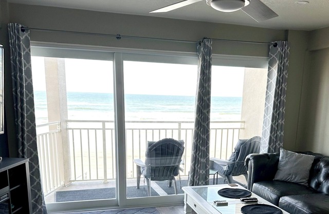 Heart of Daytona 1 bedroom w/kitchen, sleeps 4, private balcony, fireplace, pool
