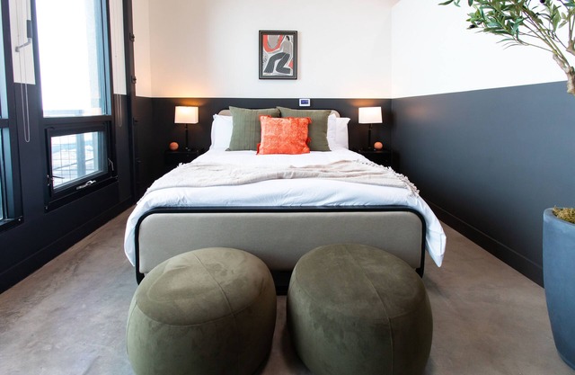 Heart of DTSA 2 bed apartment with AC and 65inch Roku tv