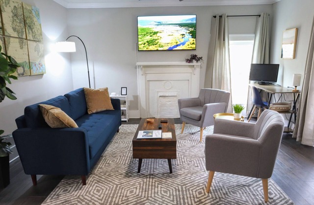 Heart of Fountain Inn: 2BR Gem