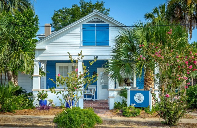 Heart of Historic Apalachicola, Nostalgic Florida “Blue Moon Cottage ”