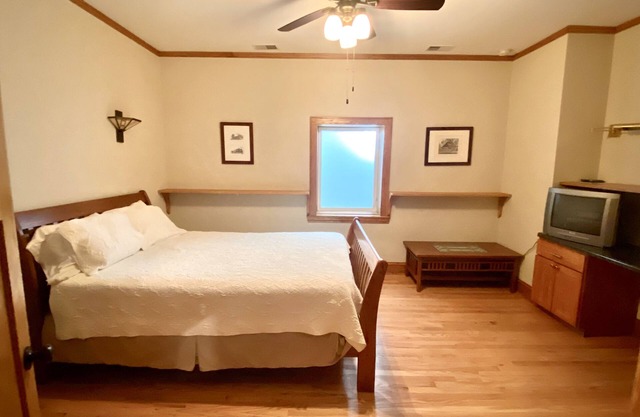 Heart of Oak Park, train ride to downtown Chicago. WIFI & Cable Included!