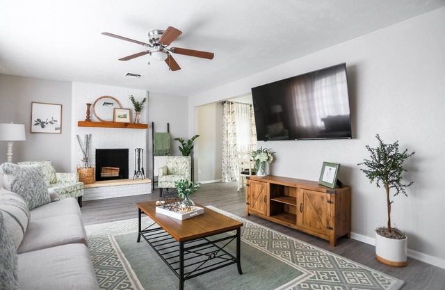 Heart of Rush 5/2.5 Remodeled Near Tech/Greek Cir