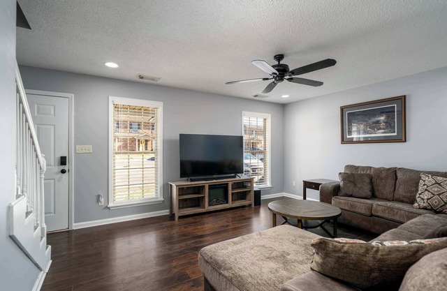 Hearthstone Hideaway- 2BR/1.5BA- Close to UA