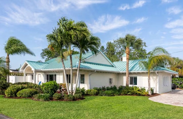 Heated Pool, 3 blocks to beach, family friendly, quiet neighborhood, gas grill