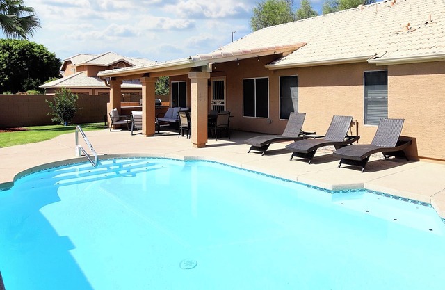 Heated Pool -4BR Near AZ AthleticGrounds with BBQ and great backyard