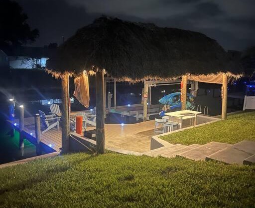 Heated pool, Family Fun, Tiki Bar, kayak, 3bd 2ba
