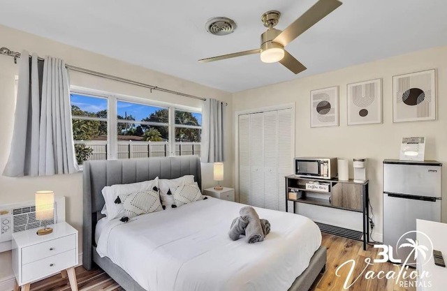 Heated Pool Free Parking BBQ Close 2 FTL Beach!