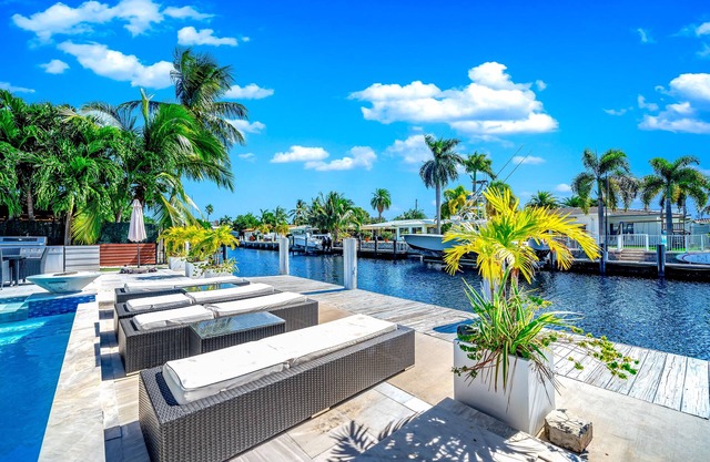 Heated Pool & Hot Tub! Waterfront+1 Mile To Beach!
