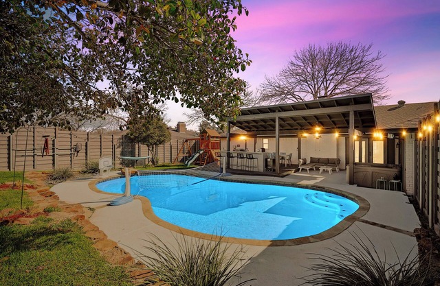★Heated pool, Hot Tub, Gaming, Pizza oven, 18 mins to Dallas★