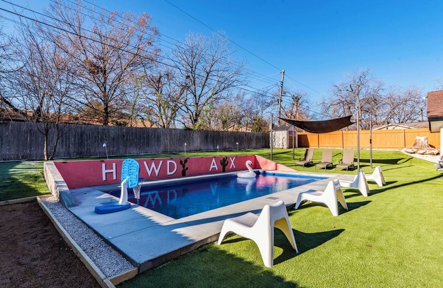 Heated Pool/Hot Tub/Mini golf/Bocce Ball Court Home near Downtown/Domain