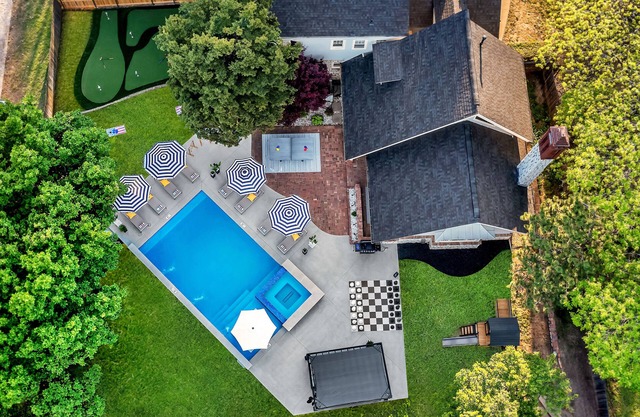 Heated Pool ~ Hot tub ~ PuttPutt ~ Karaoke ~ Arcade + Games ~ Yoga Studio