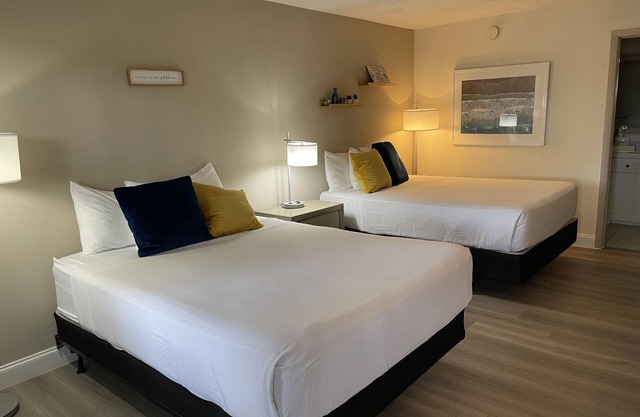 Heated Pool, Strong WI-FI, TV, Tiki Bar & Grill, Boat and Kayak Rentals