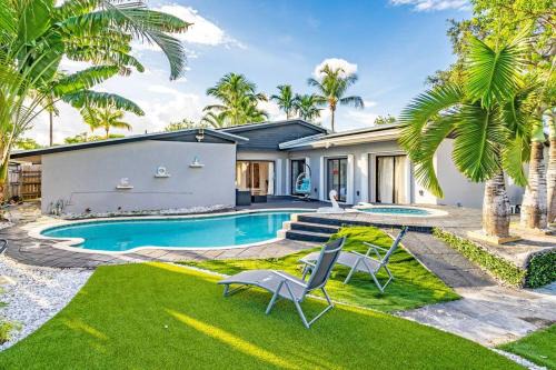 Heated Pool Tropical Backyard 3 Bedrooms, 12 min to the Ocean