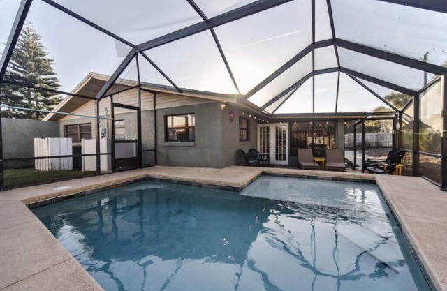 Heated pool, Very Kid and Dog Friendly & steps to the beach