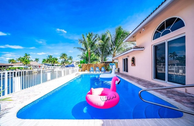 HEATED POOL+WATERFRONT! POOL TABLE+1 MILE TO BEACH!