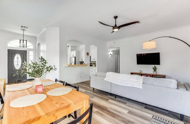 Heated Pool & Yard: Gilbert Getaway!