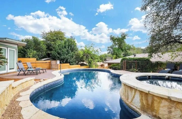Heated Swimming pool & Hot tub 7 bed central home
