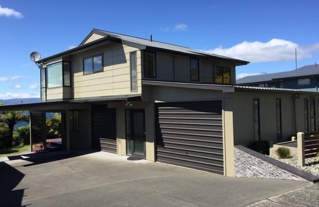 'Heavenly Vista' (stunning views of Lake Taupo)