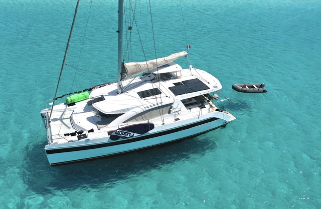 Hello World catamaran Polynesia
