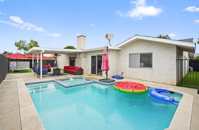 Hemet Family Retreat - Pool - Jacuzzi - FirePit - Games - Gym -
