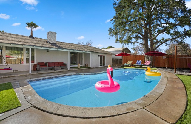 Hemet Gem: Pool, Hot Tub, Game Room & Fire Pit - NO CLEANING FEE!