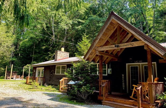 Hemlock Lodge · Beautiful Cozy Cabin w/Hot Tub, Fire Pit & Game Room