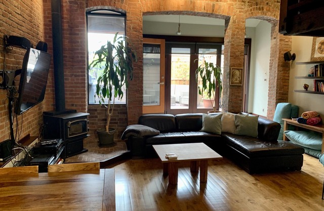 Heritage Gastown Loft w/Hot Tub & Steam Room