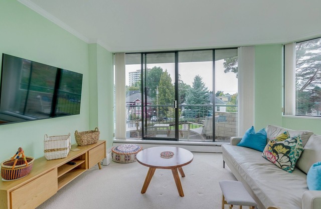 Heron's Nest-Bright and Airy Suite with Study, steps away from Downtown Victoria by Victoria Prime!