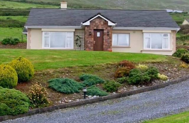 HERON'S NEST, family friendly, with open fire in Inch, County Kerry