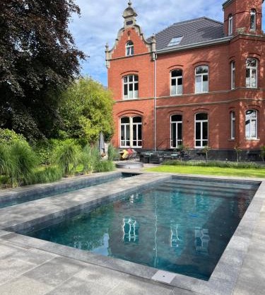 Herrenhaus mit Pool-Landschaft