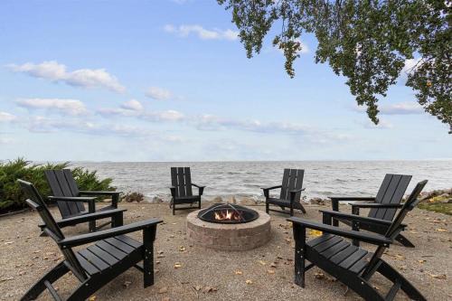 Hickory on the Lake, Waterfront Luxury 3BR, 3BA with Lake Winnebago Views