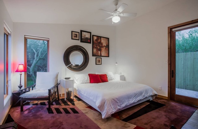 Hidden Desert- Custom Home Desert Views, 5 min to Food/Shop