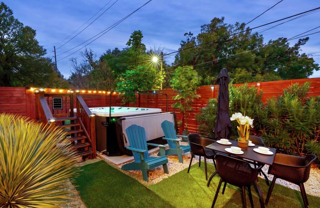 Hidden Downtown Gem- SwimSpa&FreeParking& Rooftop DT View; Walk2 Moody&UT&6th St