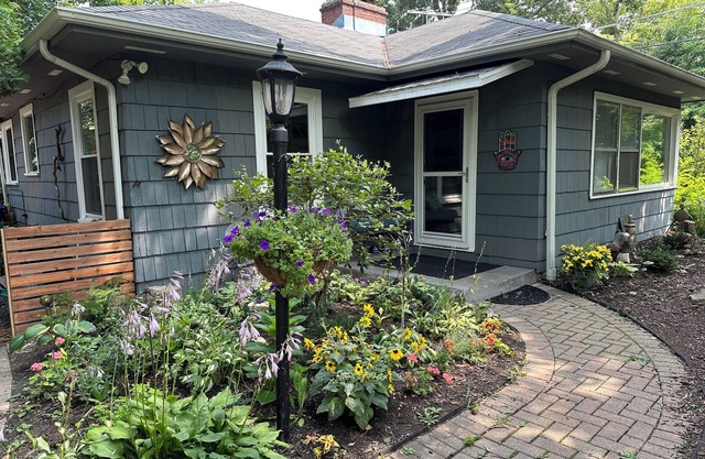 Hidden Gem Cottage alongside Park, by Beach, Train, Ravinia, Botanic Garden