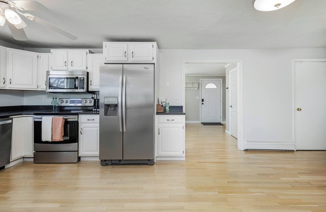 Hidden Gem Lake House 3 BR, 2.5 BA, 6 ppl