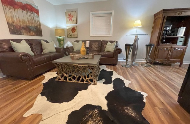 Hidden Gems in Heart of Suwanee 1Br/1Ba - 2 separate cottages available