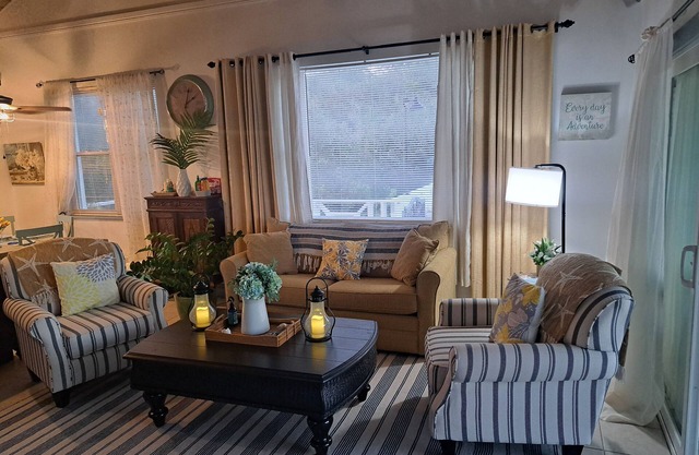 Hidden Haven - 2 bedrooms with ensuite baths & living/dining and full kitchen.