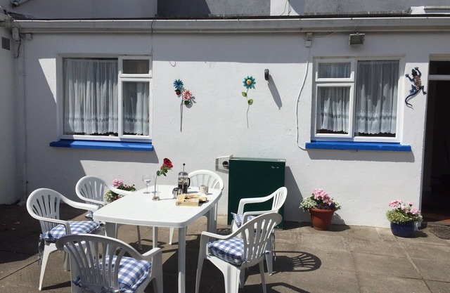 HIDDEN OASIS, Cosy Townhouse beside shops, bars & restaurants