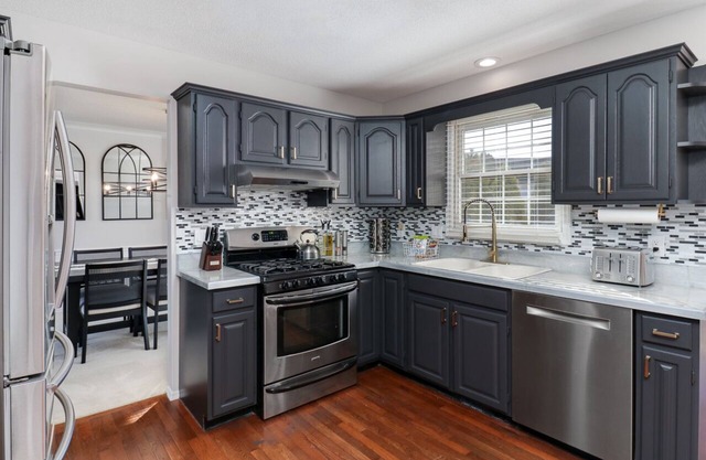 HIDDEN OASIS- Heated pool, theater, modern amenities and sleeps 14+