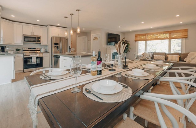 Hideaway Bungalow Retreat w/Privat Hot Tub & Fire Table + Fire Pit!
